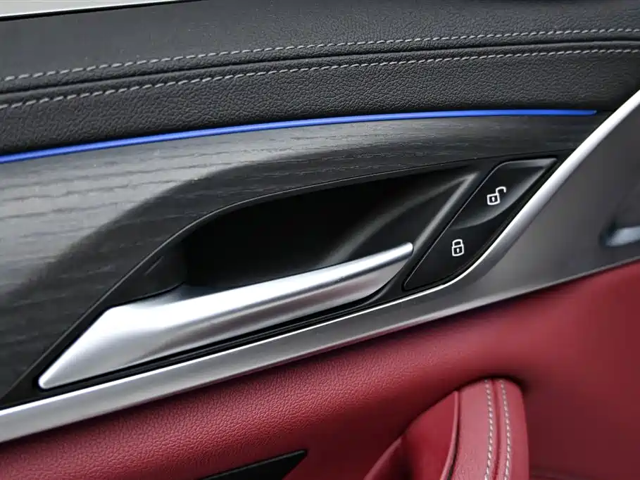 BMW 5 Series 2023 530Li Leading M Sports Package купить на сайте DeffCars