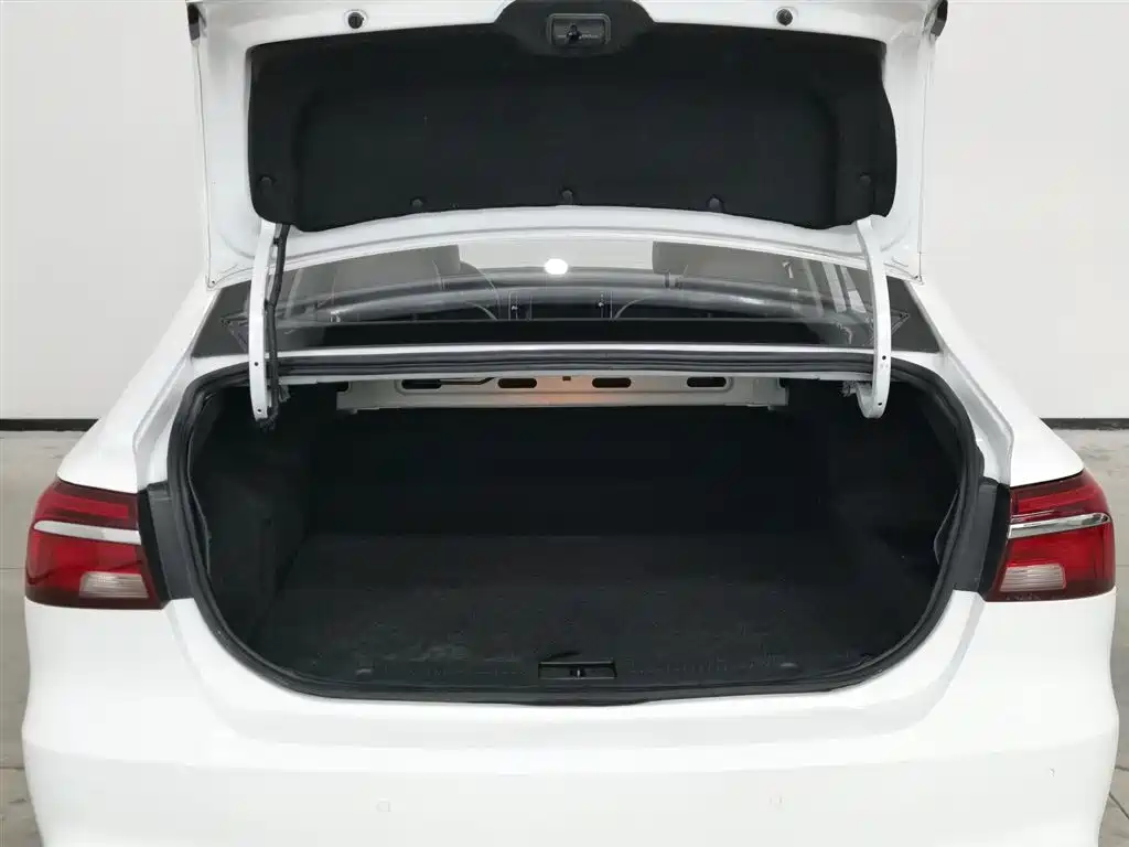 Roewe i6 New Energy 2017 45T Hybrid Internet Smart Edition купить на сайте DeffCars