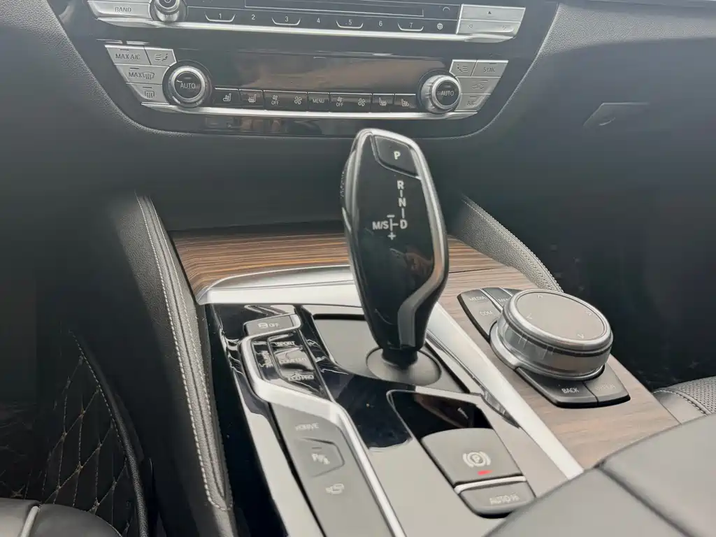 BMW 5 Series New Energy 2019 530Le Luxury Package купить на сайте DeffCars