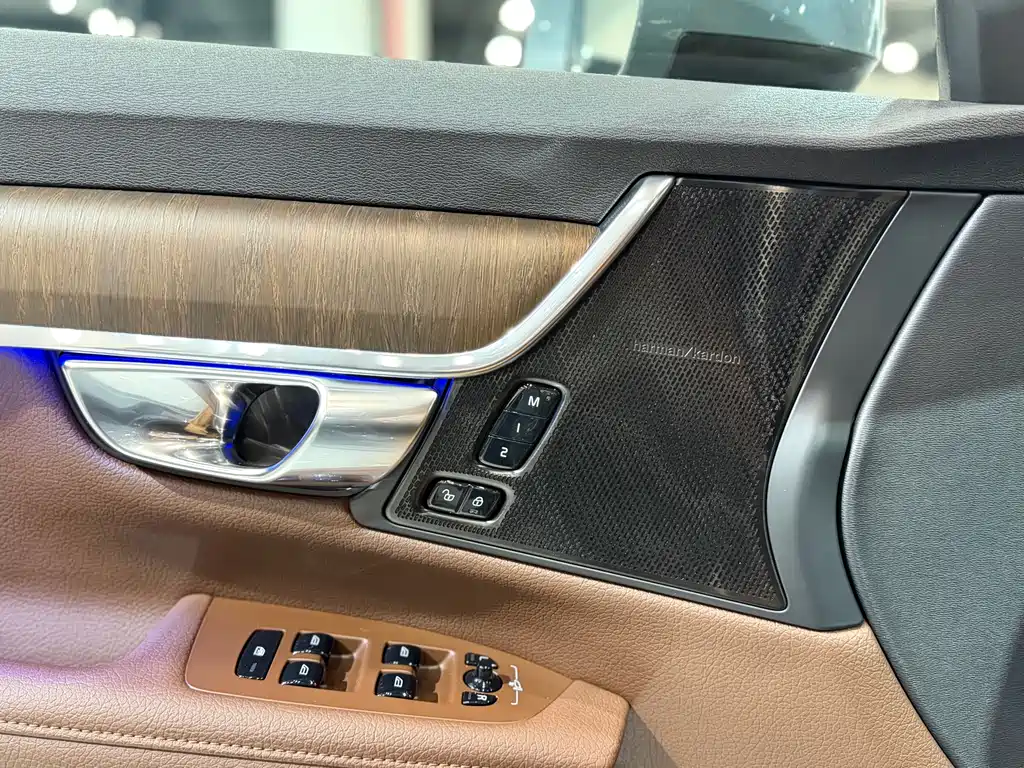 Volvo V90 2022 Cross Country B5 AWD Zhiyuan Edition купить на сайте DeffCars