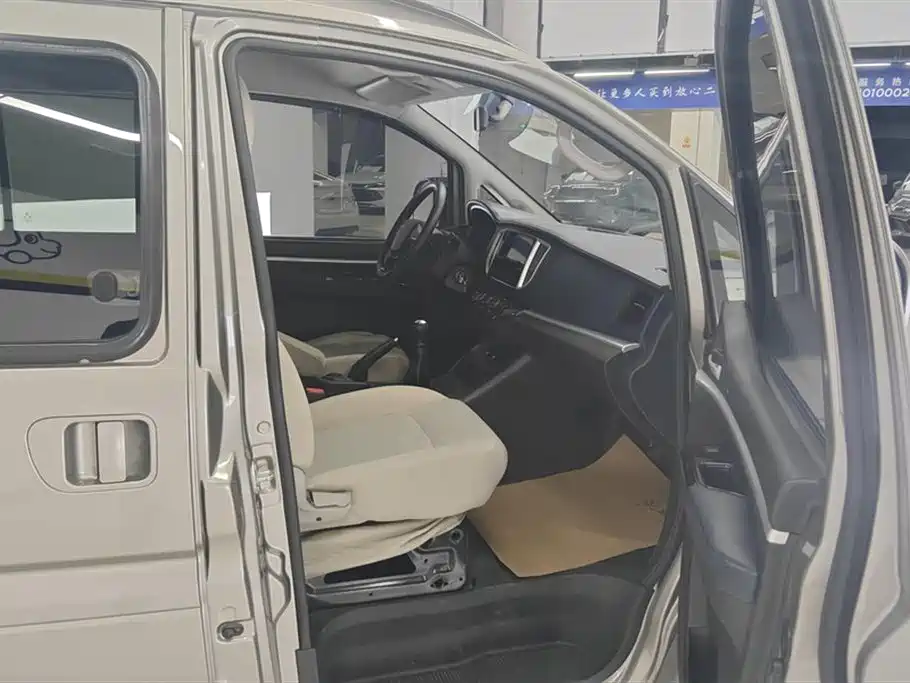 Lingzhi 2022 M5L 1.6L practical 7-seater купить на сайте DeffCars