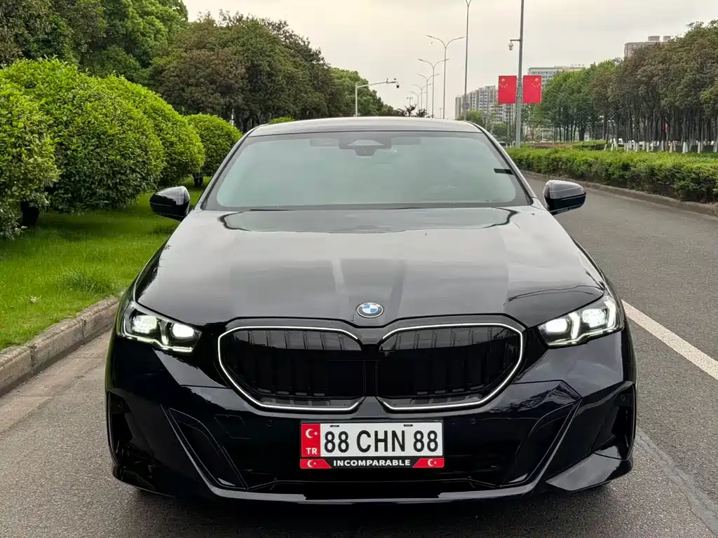 BMW 5 Series 2025 530Li Leading M Sports Package купить на сайте DeffCars