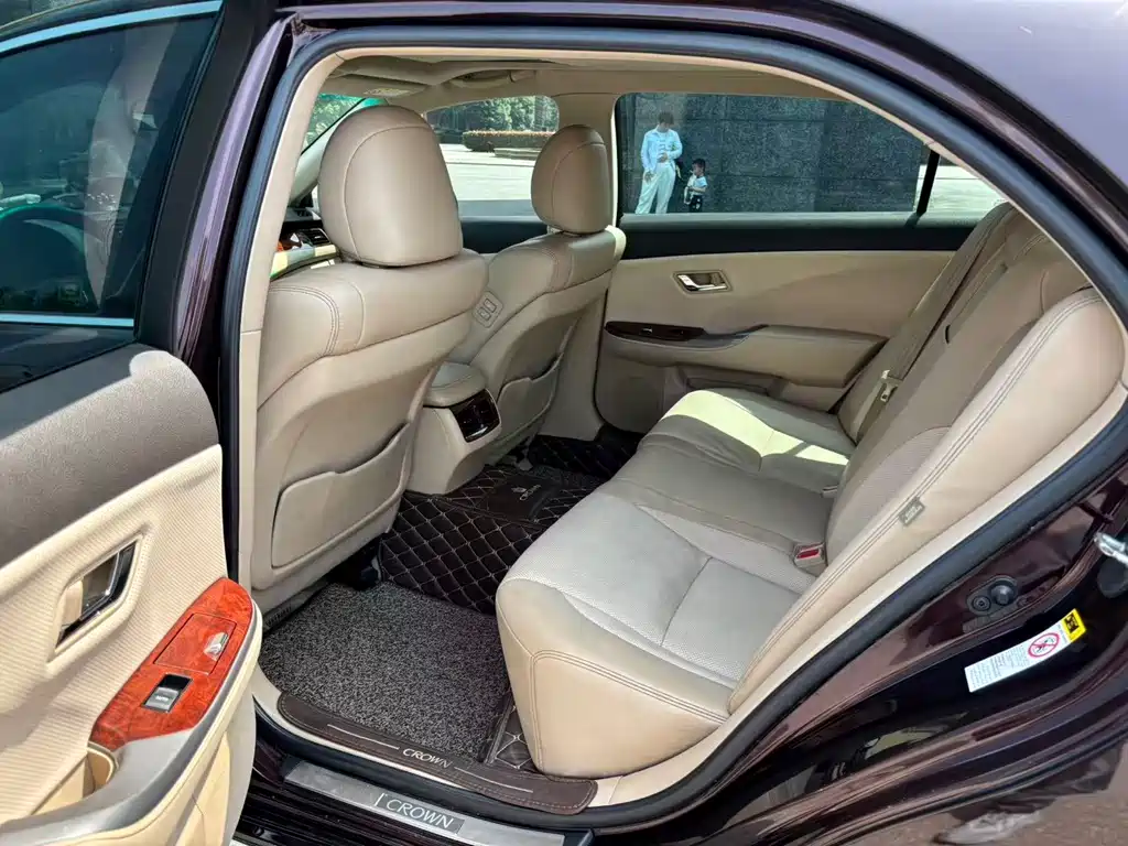 Crown 2012 2.5L Royal Leather Edition купить на сайте DeffCars