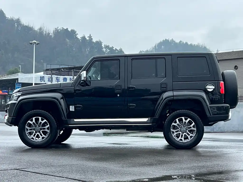 Beijing off-road BJ40 2023 2.0T automatic four-wheel drive city hunter version knight type купить на сайте DeffCars
