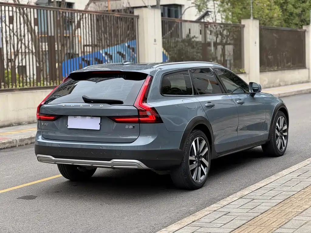 Volvo V90 2023 Cross Country B5 AWD Smart Edition купить на сайте DeffCars