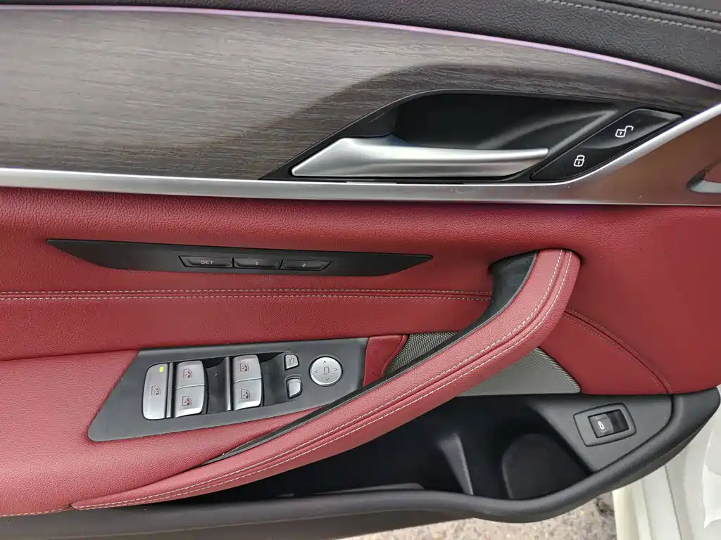 BMW 5 Series 2023 530Li Leading M Sports Package купить на сайте DeffCars