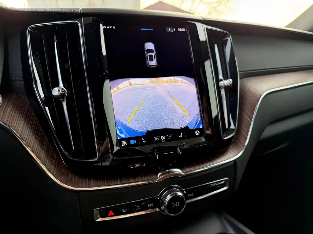 Volvo XC60 2024 B5 four-wheel drive Zhiyuan Deluxe Edition купить на сайте DeffCars