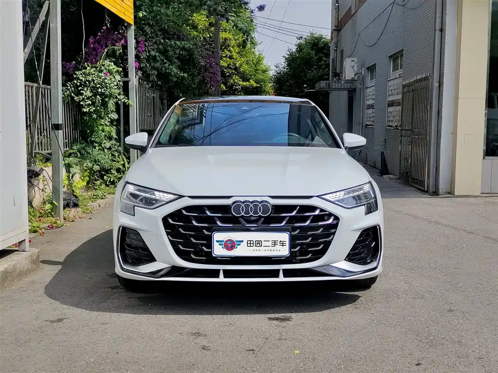 Audi A3 2025 Sportback 35TFSI Flying Spur Exclusive Model купить на сайте DeffCars
