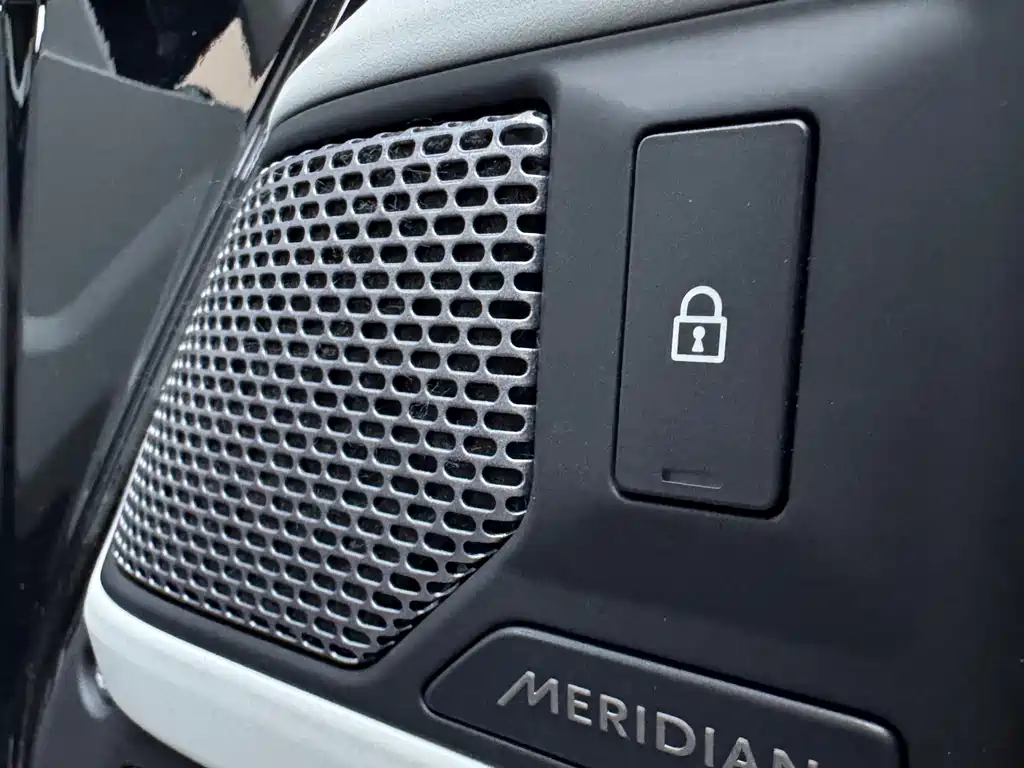 Land Rover Defender 2022 90 2.0T P300 X-DYNAMIC HSE купить на сайте DeffCars