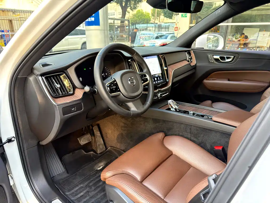 Volvo XC60 2023 B5 four-wheel drive Zhiyuan Deluxe Edition купить на сайте DeffCars