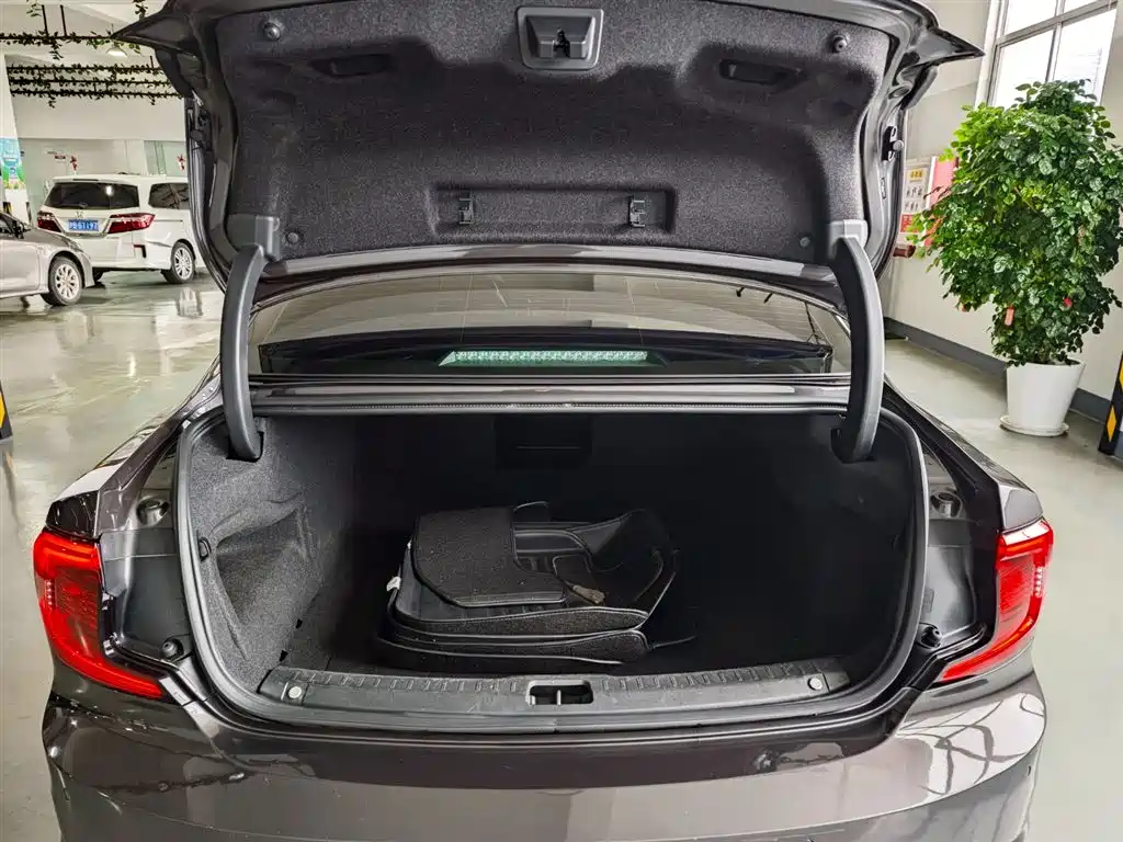 Volvo S90 2021 B5 Zhiyuan Luxury Edition купить на сайте DeffCars