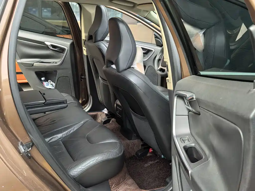 Volvo XC60 imported 2012 T6 AWD personalized sports version купить на сайте DeffCars