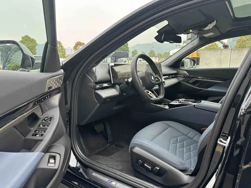 BMW 5 Series 2025 530Li Exclusive M Sports Package купить на сайте DeffCars