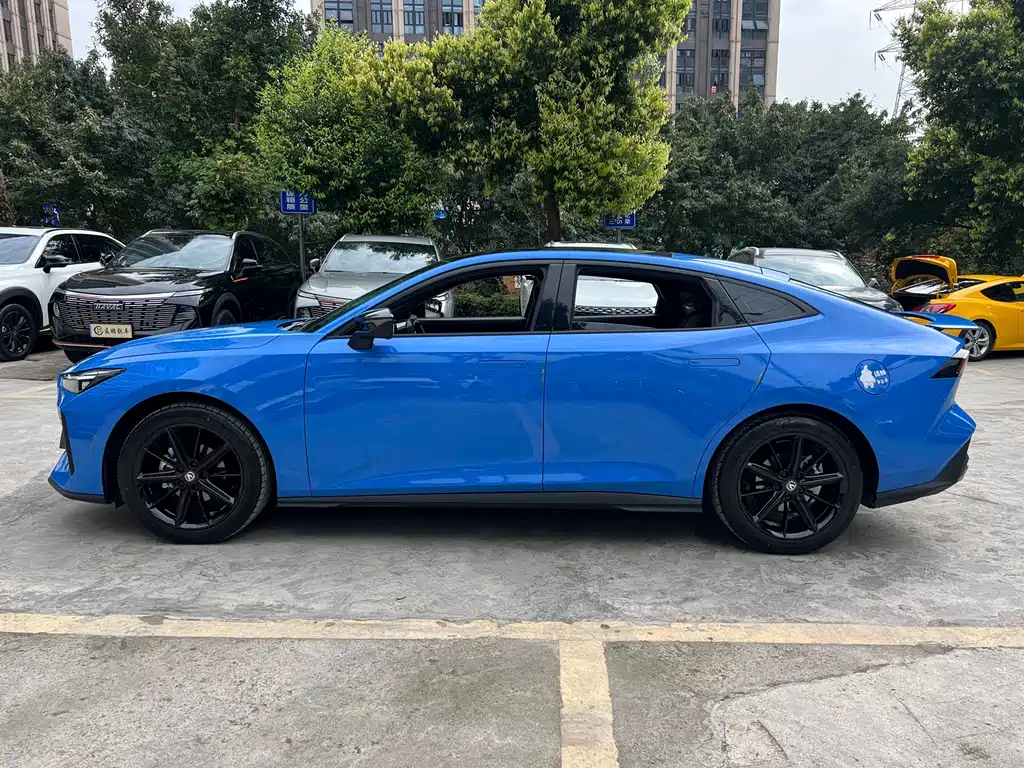Changan UNI-V 2022 1.5T premium model купить на сайте DeffCars