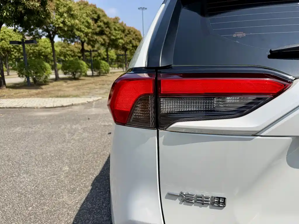 RAV4 Rongfang 2022 2.0L CVT two-wheel drive fashion version купить на сайте DeffCars