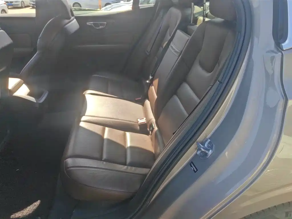 Volvo S60 2020 T4 Zhiyi Luxury Edition купить на сайте DeffCars