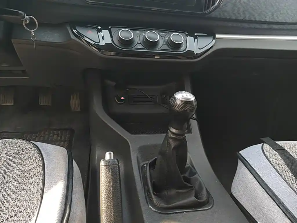 Lingzhi 2022 M5L 1.6L practical 7 seats купить на сайте DeffCars