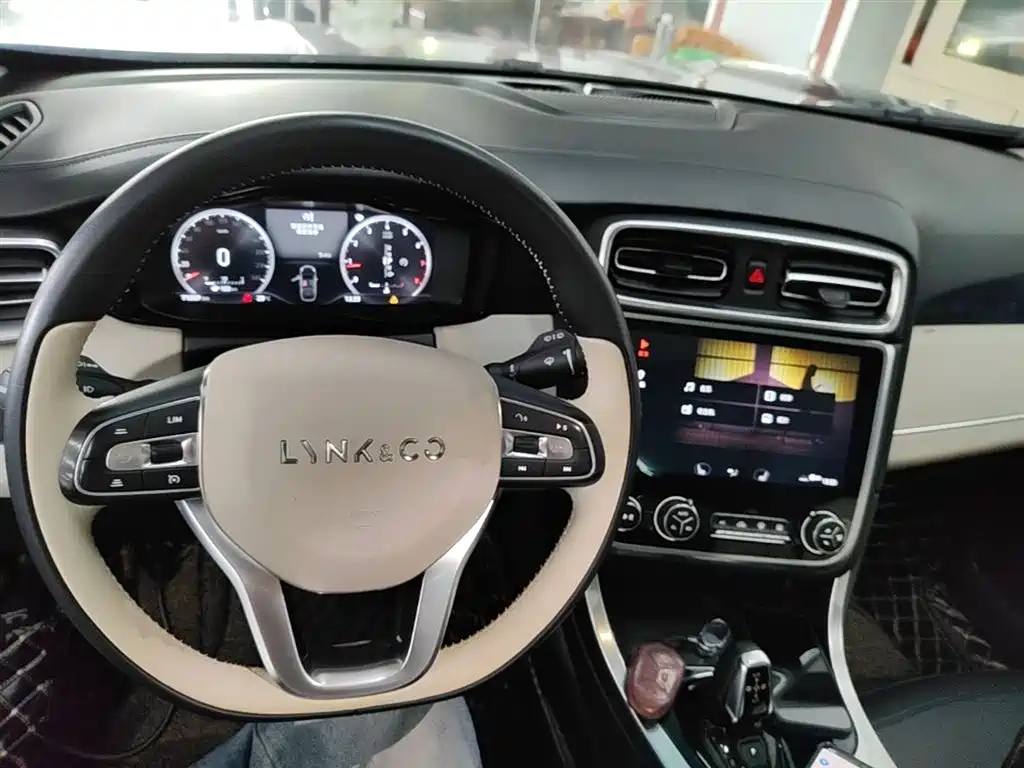 Lynk & Co 01 2017 2.0T 2WD Yao Pro Edition купить на сайте DeffCars