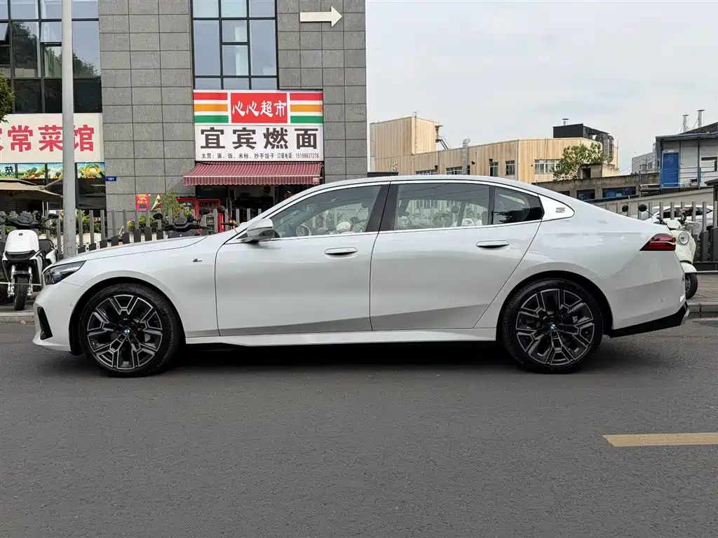 BMW 5 Series 2025 530Li Exclusive M Sports Package купить на сайте DeffCars