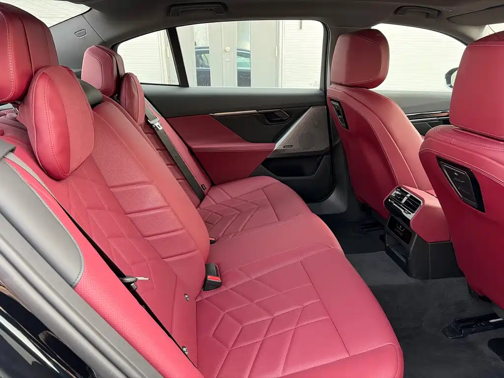 BMW 5 Series 2025 530Li Leading M Sports Package купить на сайте DeffCars