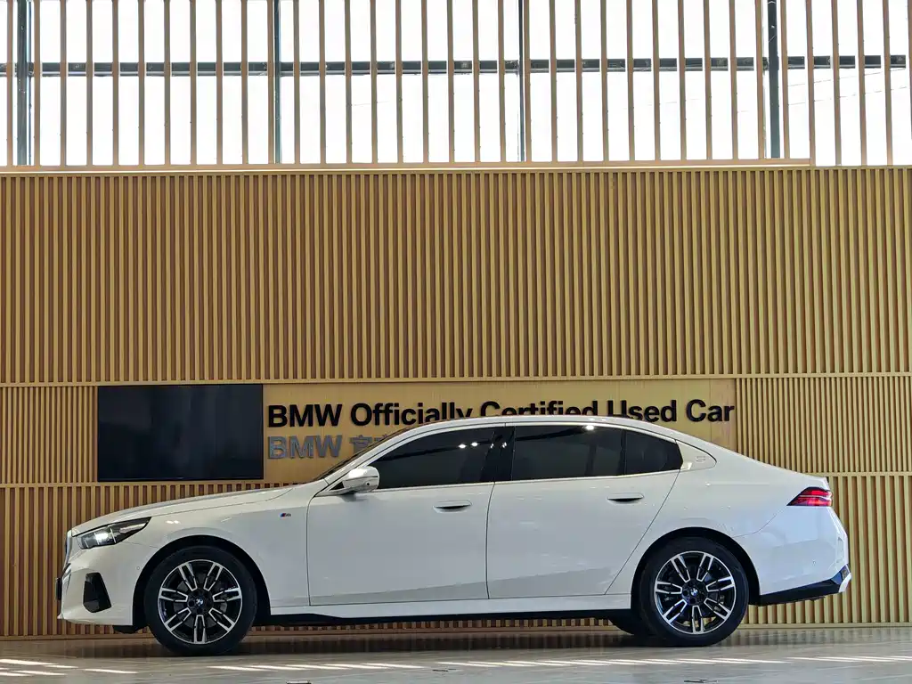 BMW 5 Series 2024 530Li Leading M Sports Package купить на сайте DeffCars