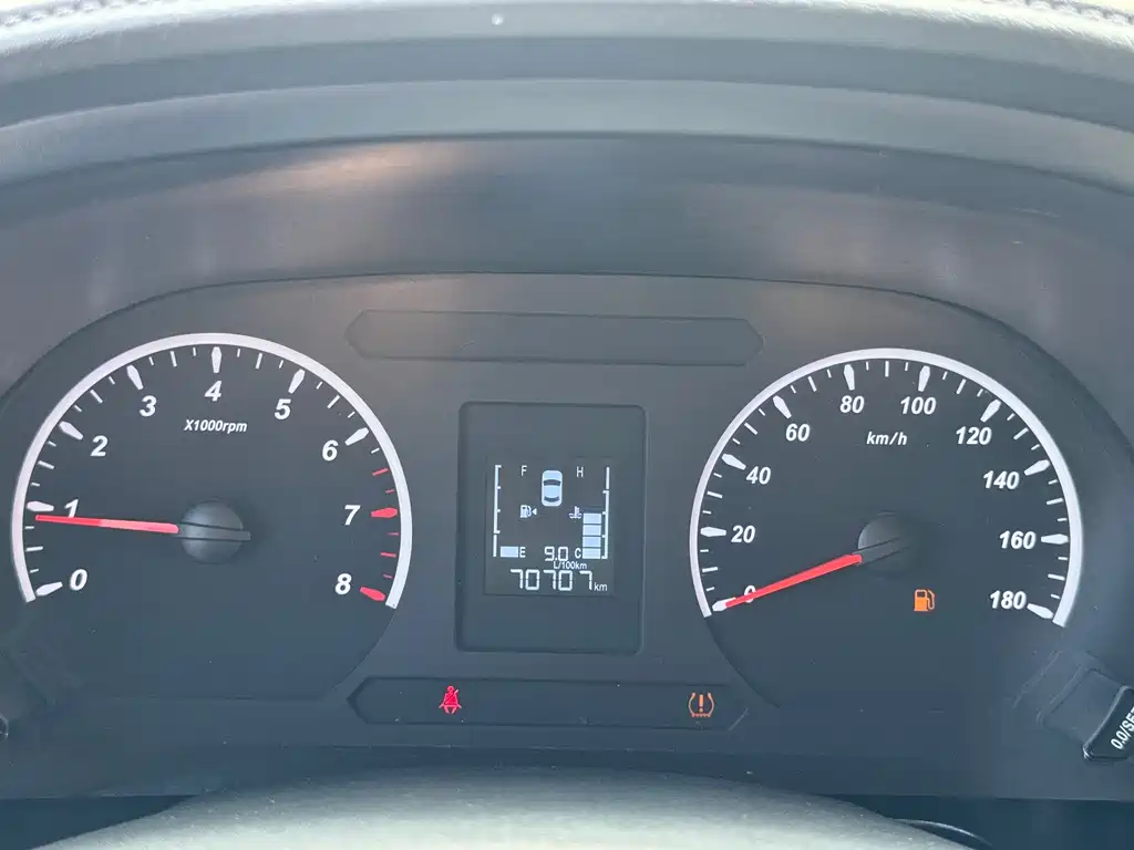Lingzhi 2022 M5L 2.0L practical 7-seater купить на сайте DeffCars