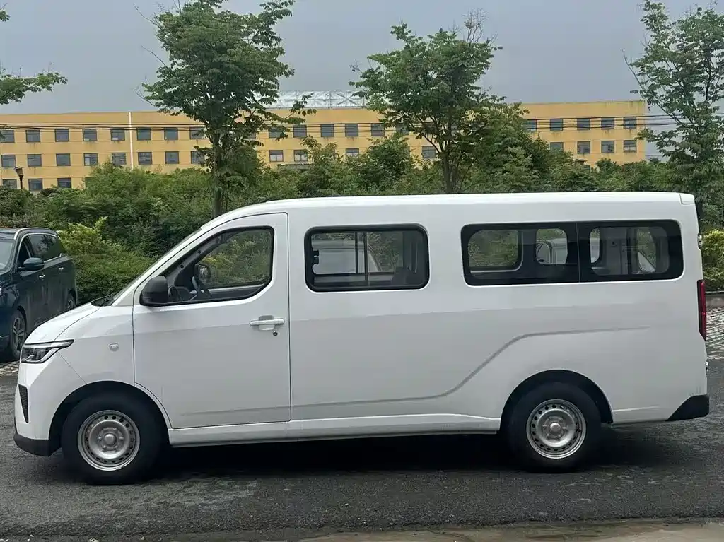 Wuling Yangguang 2024 300km Comfort Bus Version 75kW купить на сайте DeffCars