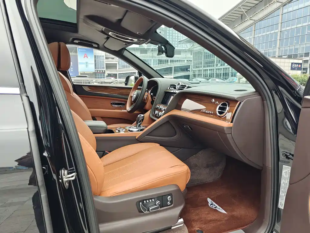 Bentayga 2023 4.0T V8 long wheelbase version купить на сайте DeffCars