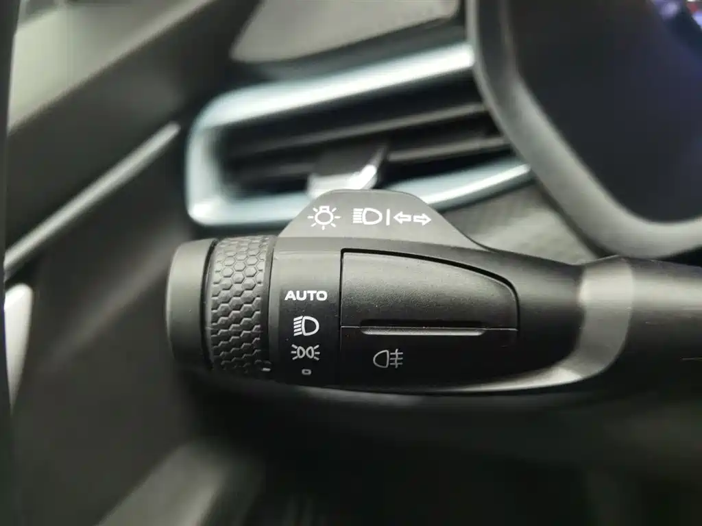 Emgrand 2025 4th Generation 1.5L Manual Dragon Edition купить на сайте DeffCars