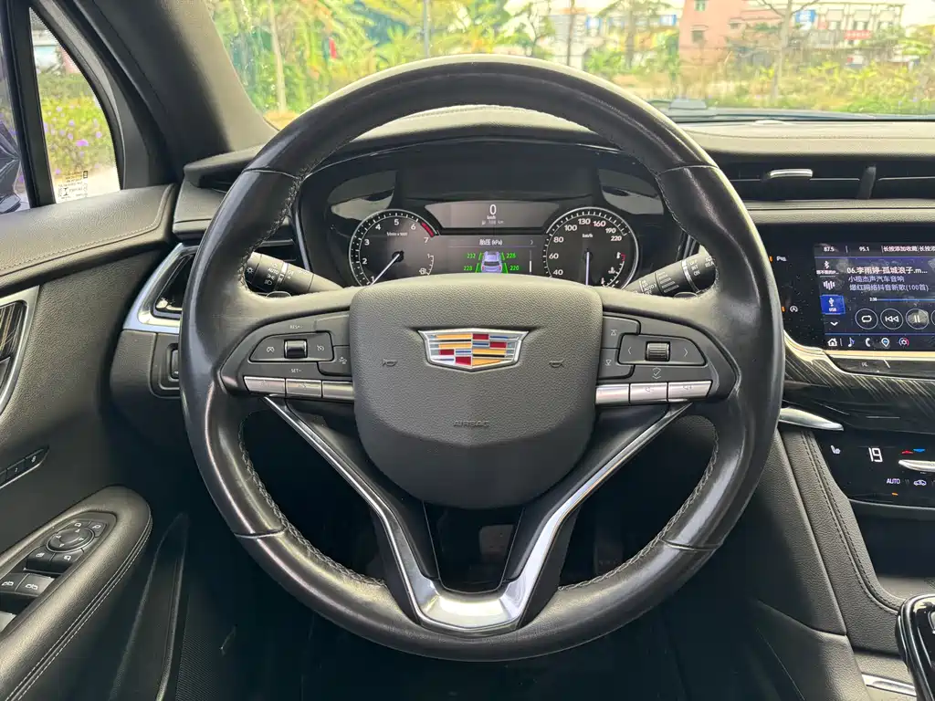 Cadillac XT6 2022 2.0T seven-seat two-wheel drive luxury model купить на сайте DeffCars