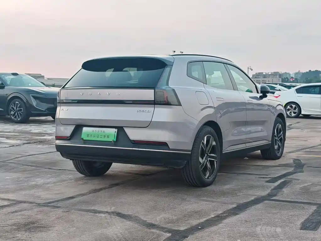 Volvo XC70 plug-in hybrid 2026 model two-wheel drive long range Core купить на сайте DeffCars