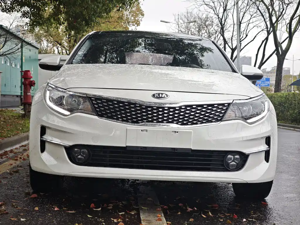 Kia K5 2017 2.0L Automatic 15th Anniversary Special Edition LUX купить на сайте DeffCars