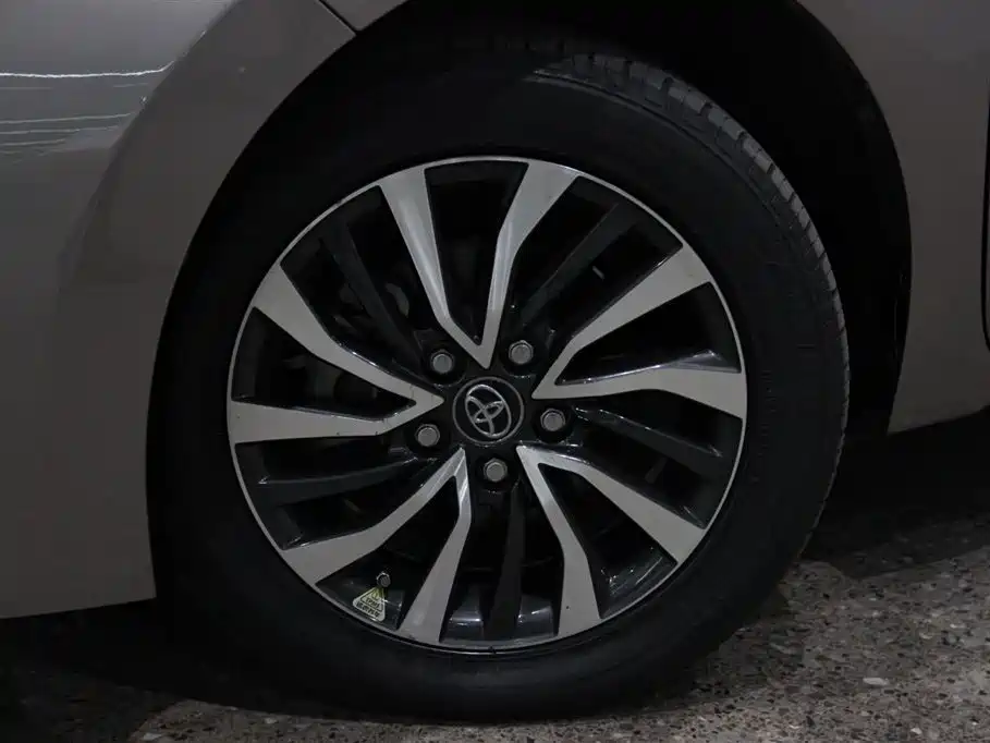Corolla 2017 facelift dual engine 1.8L E-CVT leading version купить на сайте DeffCars