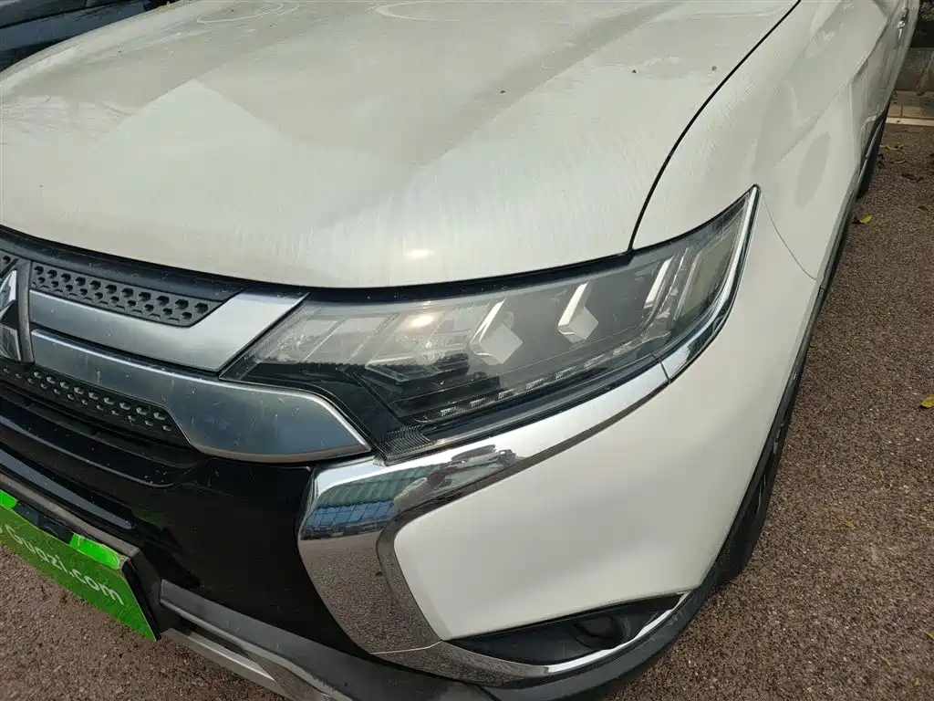 Outlander 2019 2.4L four-wheel drive exclusive version, 7 seats, National VI купить на сайте DeffCars