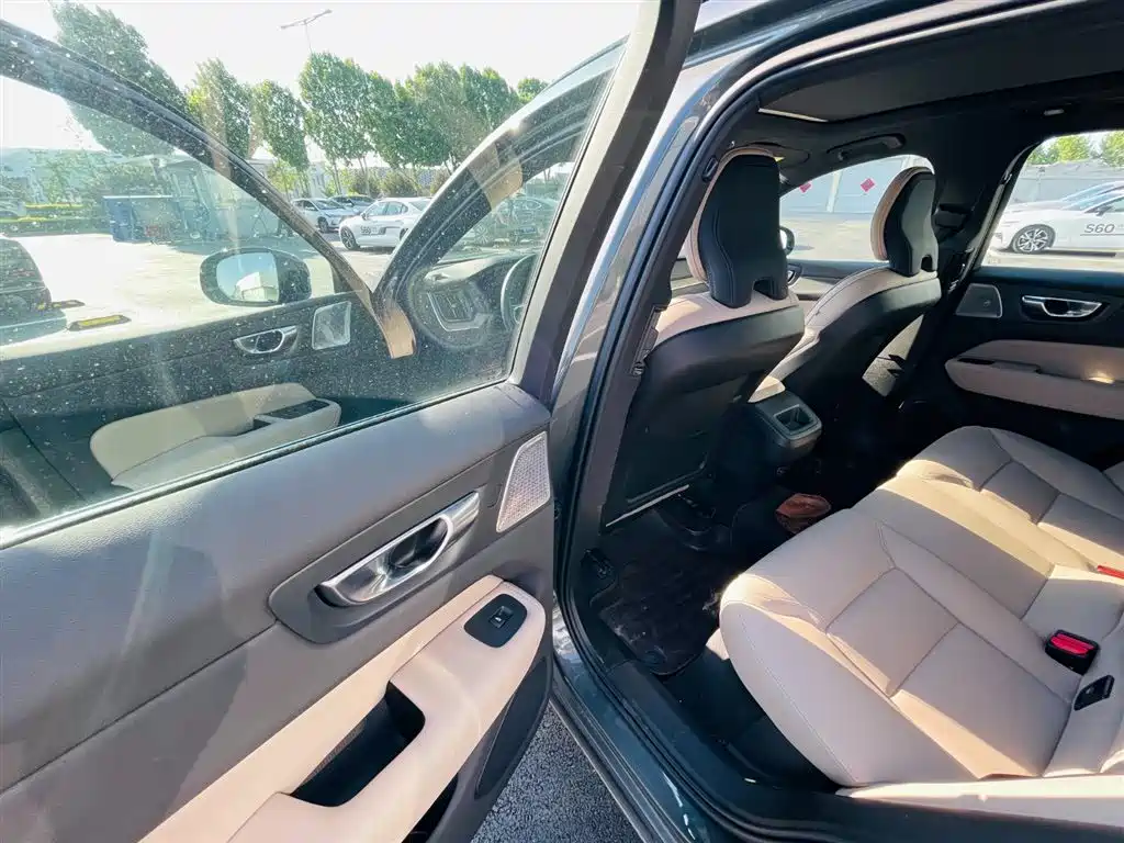 Volvo XC60 2026 B5 four-wheel drive Zhiyuan Sports Edition купить на сайте DeffCars