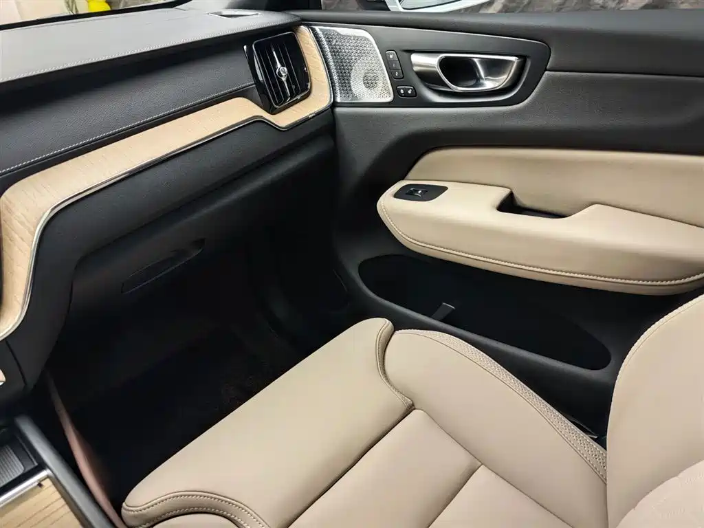 Volvo XC60 2025 B5 four-wheel drive Zhiyi Luxury Edition купить на сайте DeffCars