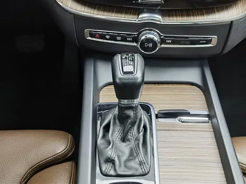 Volvo XC60 2021 T5 four-wheel drive Zhiyuan Deluxe Edition купить на сайте DeffCars