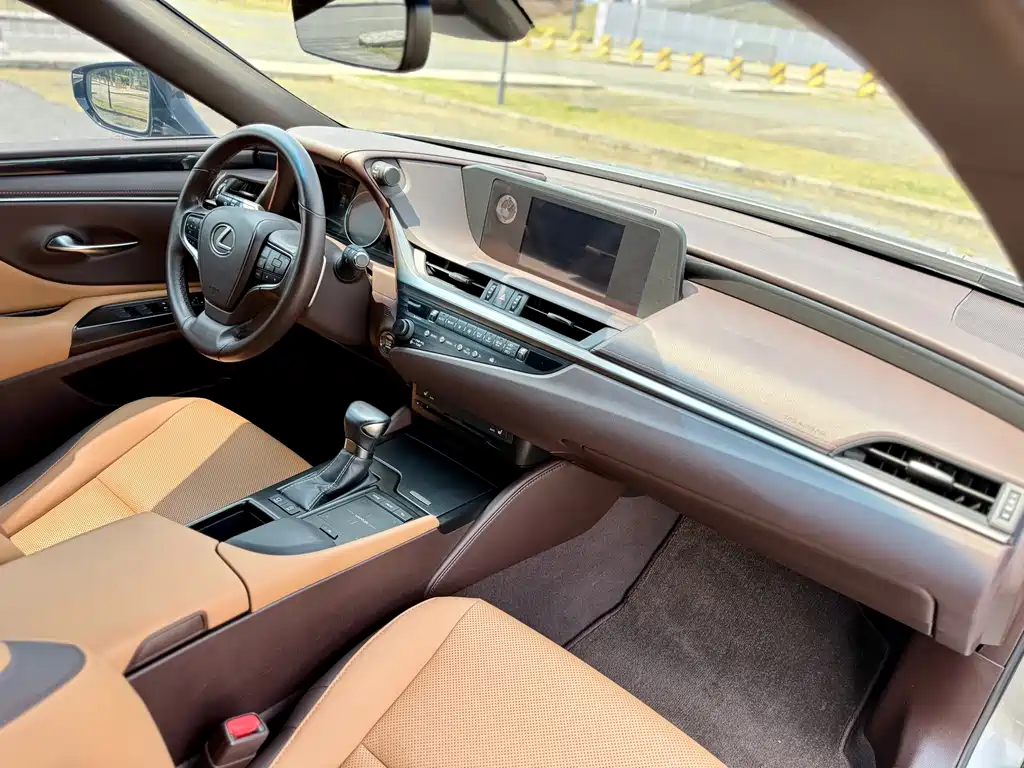 Lexus ES 2020 200 Excellence Edition купить на сайте DeffCars