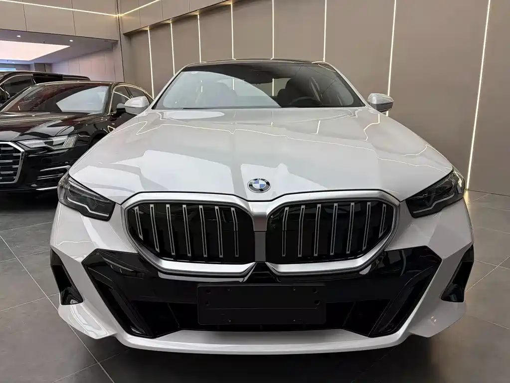 BMW 5 Series 2026 530Li Leading M Sports Package купить на сайте DeffCars