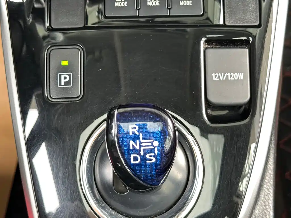 Corolla 2017 facelift dual engine 1.8L E-CVT leading version купить на сайте DeffCars