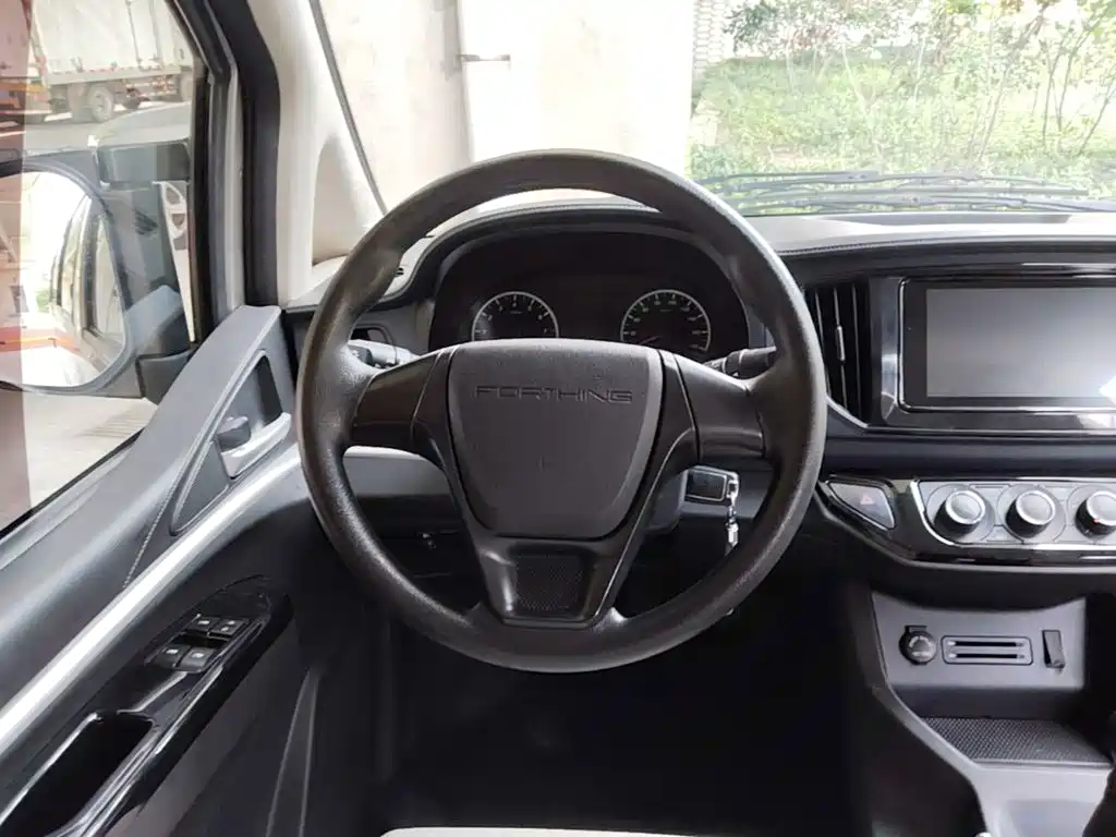 Lingzhi 2023 M5L 1.6L Basic 7-seater купить на сайте DeffCars