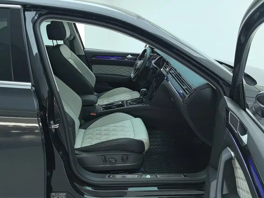 MAGOTAN 2023 2 million commemorative edition 330TSI DSG luxury model купить на сайте DeffCars