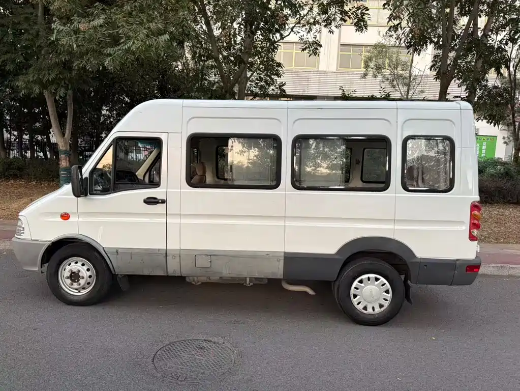 Iveco Baodi 2013 2.5T-A37 high roof for both passenger and cargo use купить на сайте DeffCars