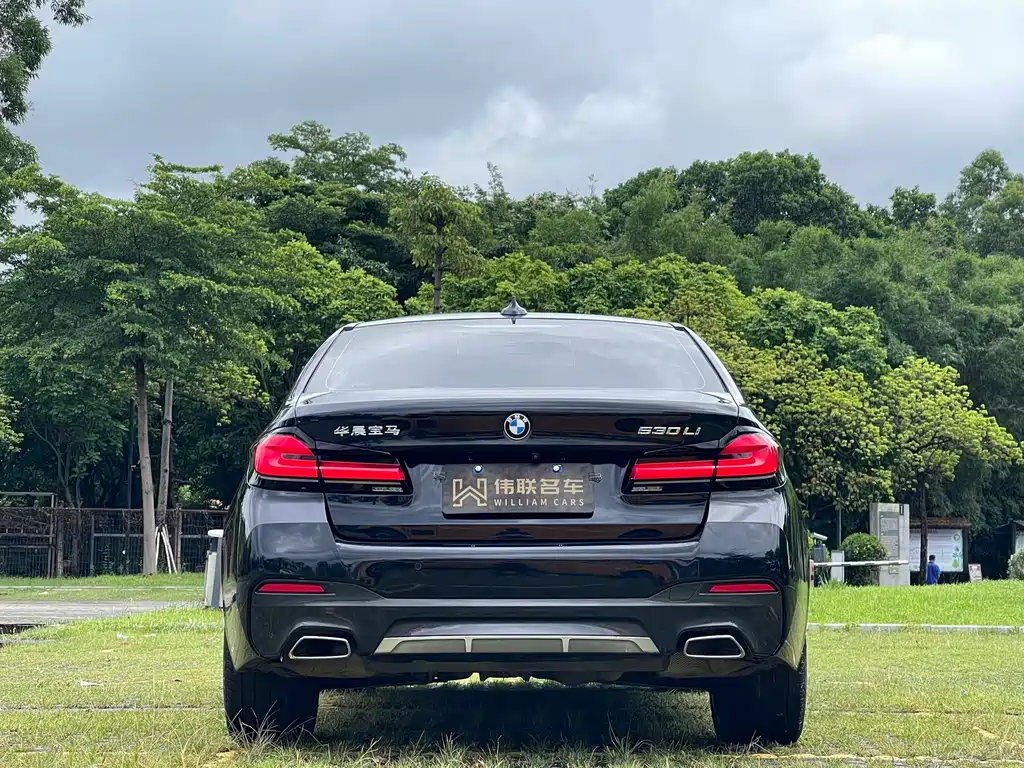 BMW 5 Series 2023 530Li Leading M Sports Package купить на сайте DeffCars