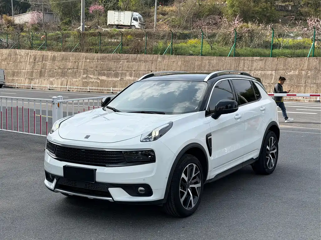 Lynk & Co 01 2017 2.0T 4WD Pro version купить на сайте DeffCars