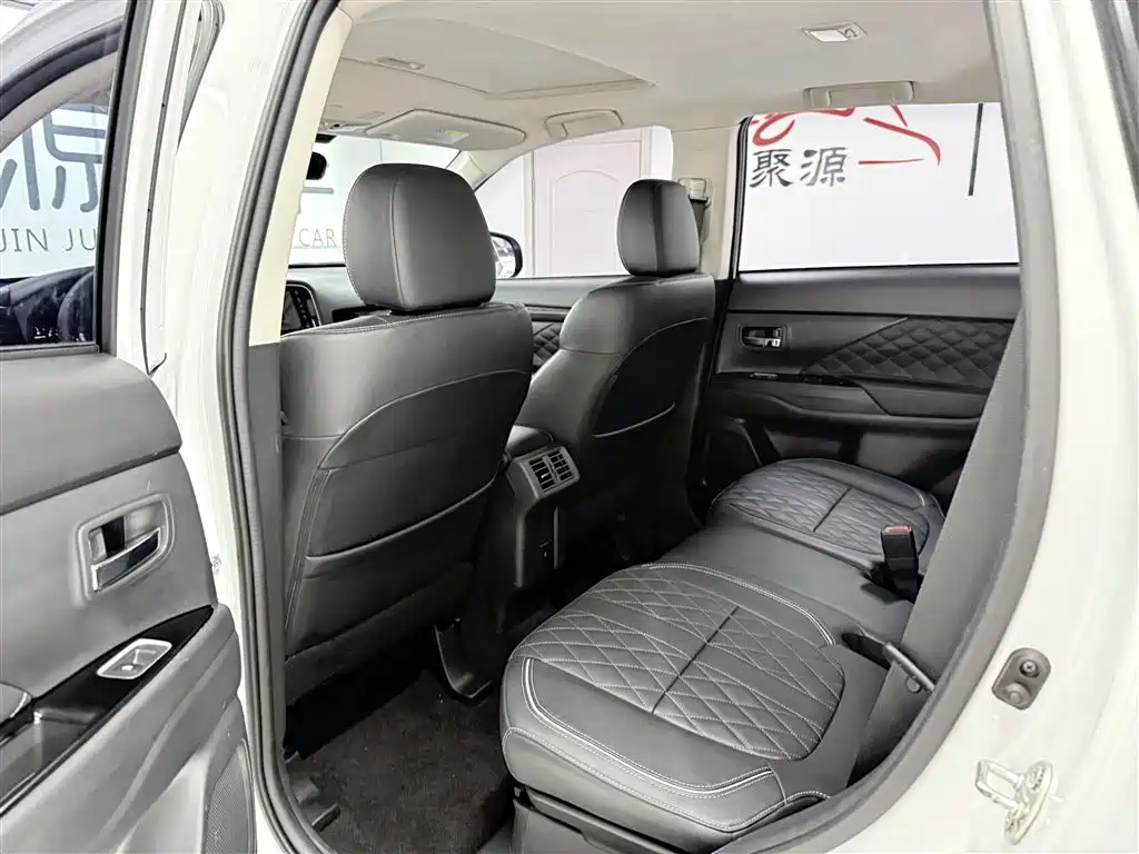 Outlander 2020 2.4L four-wheel drive exclusive version, 5 seats купить на сайте DeffCars