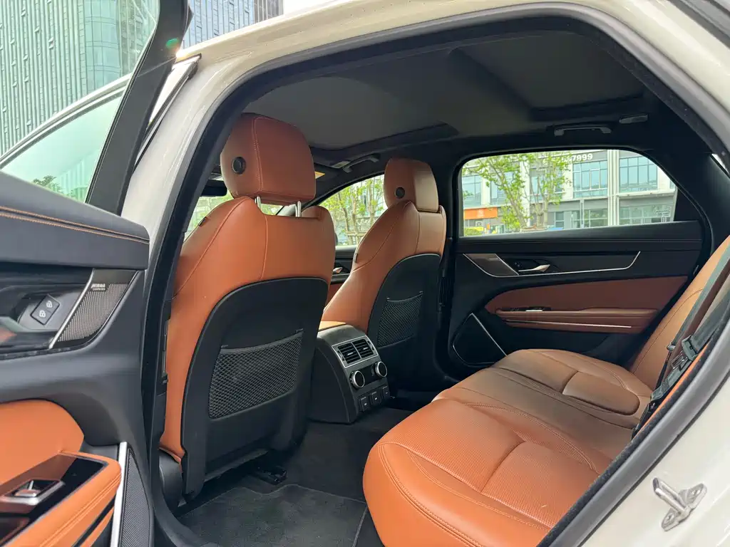 Jaguar XFL 2024 2.0T P300 four-wheel drive flagship sports gold version купить на сайте DeffCars