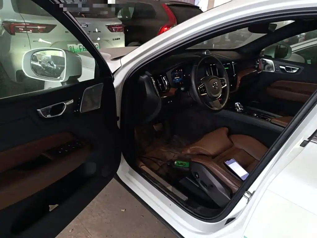 Volvo XC60 plug-in hybrid 2025 plug-in hybrid long-range four-wheel drive Zhiya luxury version купить на сайте DeffCars