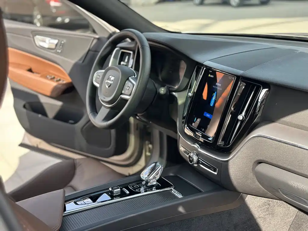 Volvo XC60 2023 B5 four-wheel drive Zhiyi Luxury Edition купить на сайте DeffCars