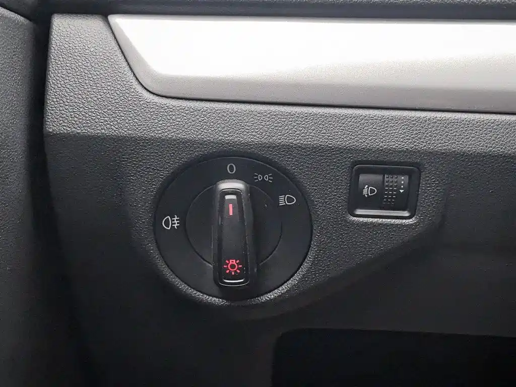 Lavida 2017 1.6L Manual Fashion Edition купить на сайте DeffCars